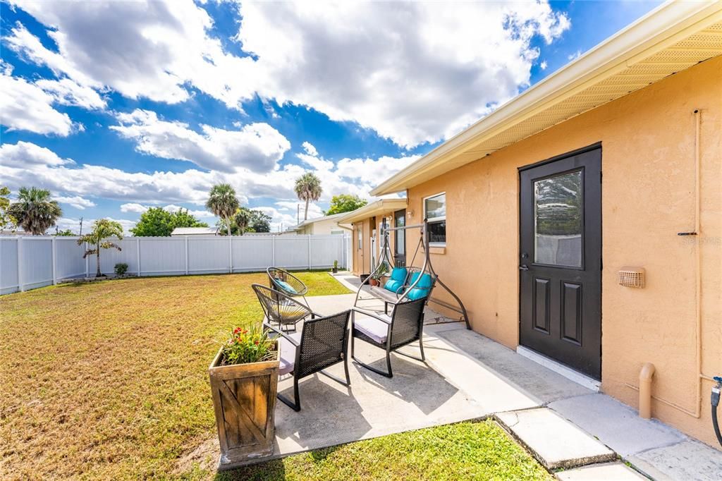 For Sale: $205,000 (2 beds, 1 baths, 944 Square Feet)