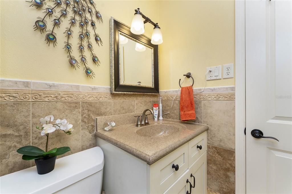 For Sale: $205,000 (2 beds, 1 baths, 944 Square Feet)