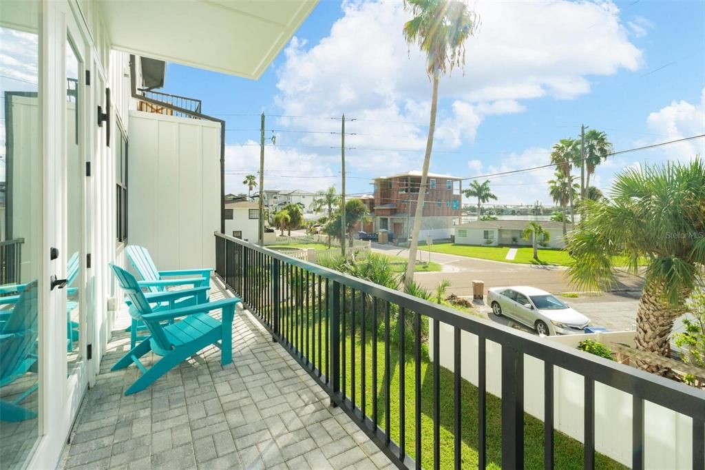 For Sale: $1,050,000 (3 beds, 2 baths, 1990 Square Feet)