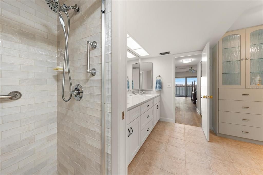 En Venta: $975,000 (2 camas, 2 baños, 2170 Pies cuadrados)