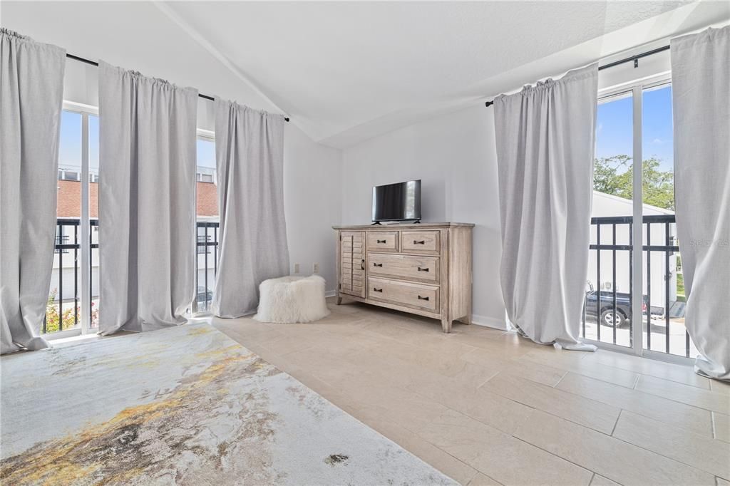В аренду: $2,600 (2 спален, 2 ванн, 1679 Квадратных фут)