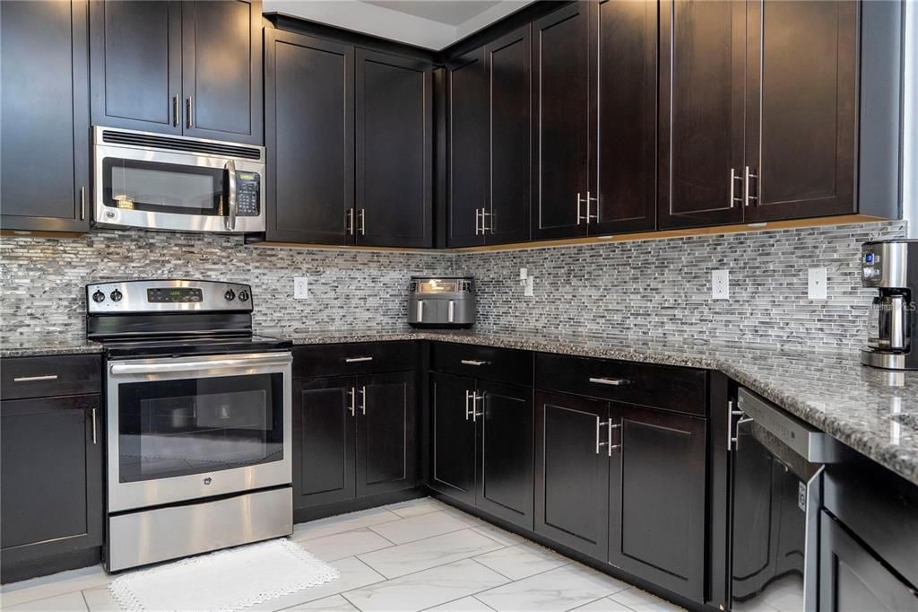 For Sale: $460,000 (6 beds, 5 baths, 2995 Square Feet)