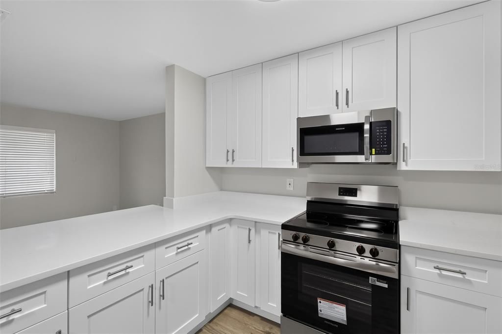 For Sale: $194,900 (2 beds, 1 baths, 1016 Square Feet)
