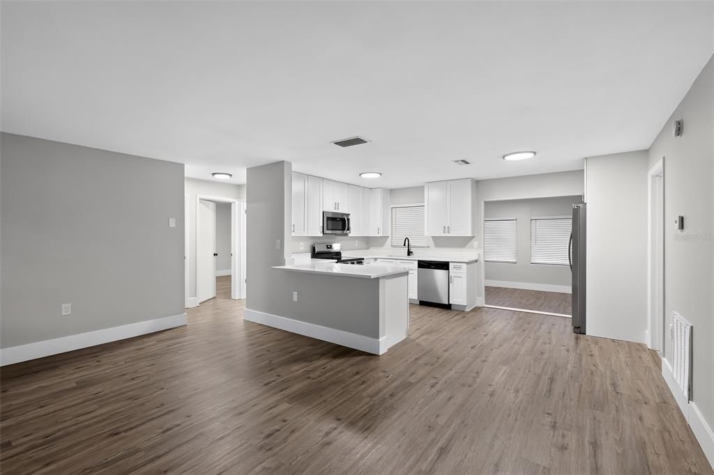 For Sale: $194,900 (2 beds, 1 baths, 1016 Square Feet)
