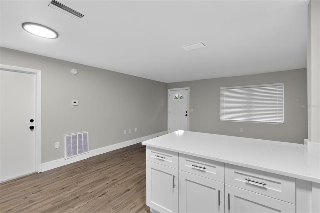 For Sale: $194,900 (2 beds, 1 baths, 1016 Square Feet)
