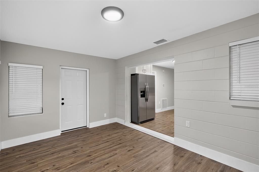 For Sale: $194,900 (2 beds, 1 baths, 1016 Square Feet)