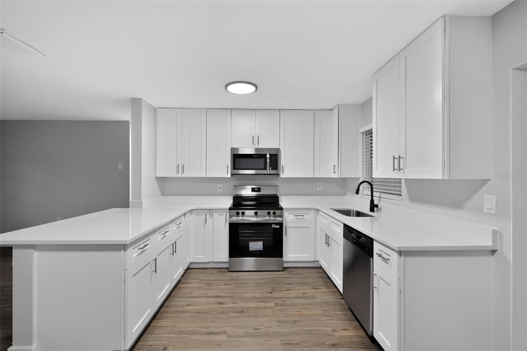 For Sale: $194,900 (2 beds, 1 baths, 1016 Square Feet)