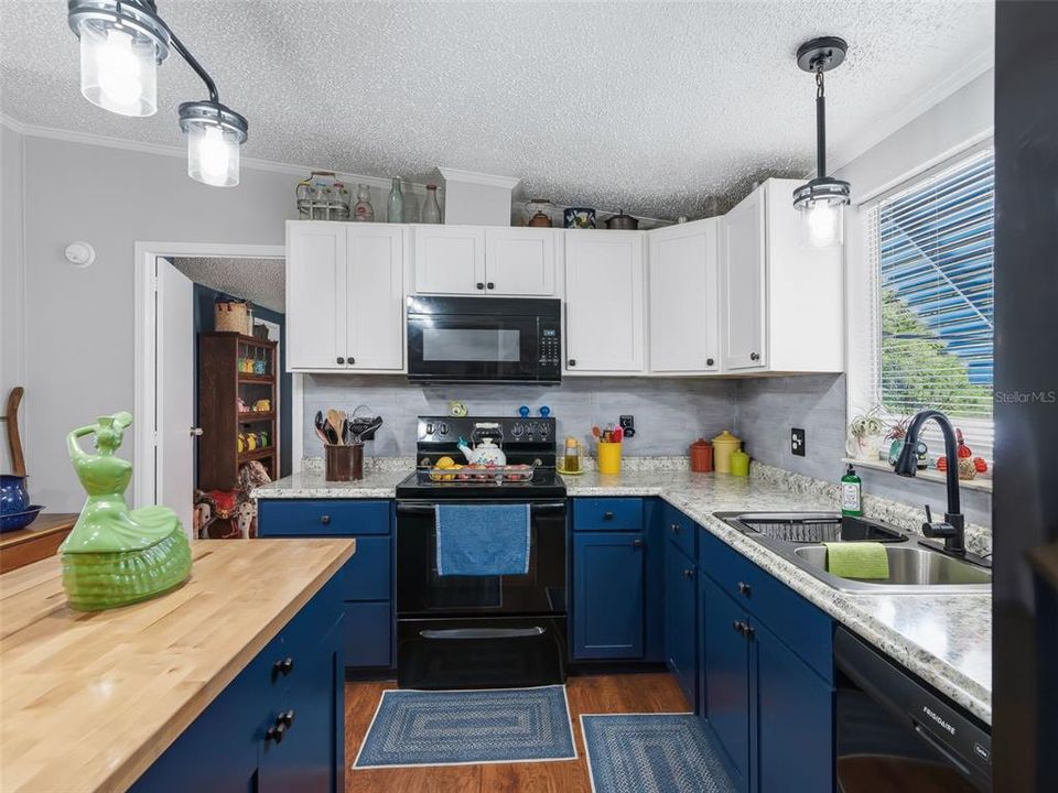 For Sale: $290,000 (3 beds, 2 baths, 1566 Square Feet)