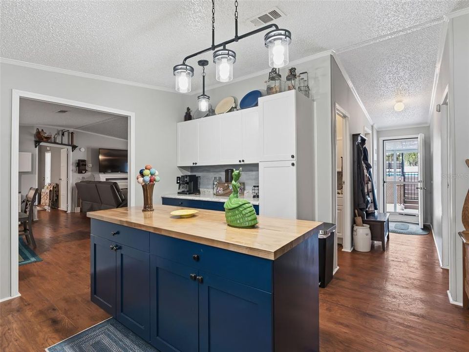 For Sale: $290,000 (3 beds, 2 baths, 1566 Square Feet)