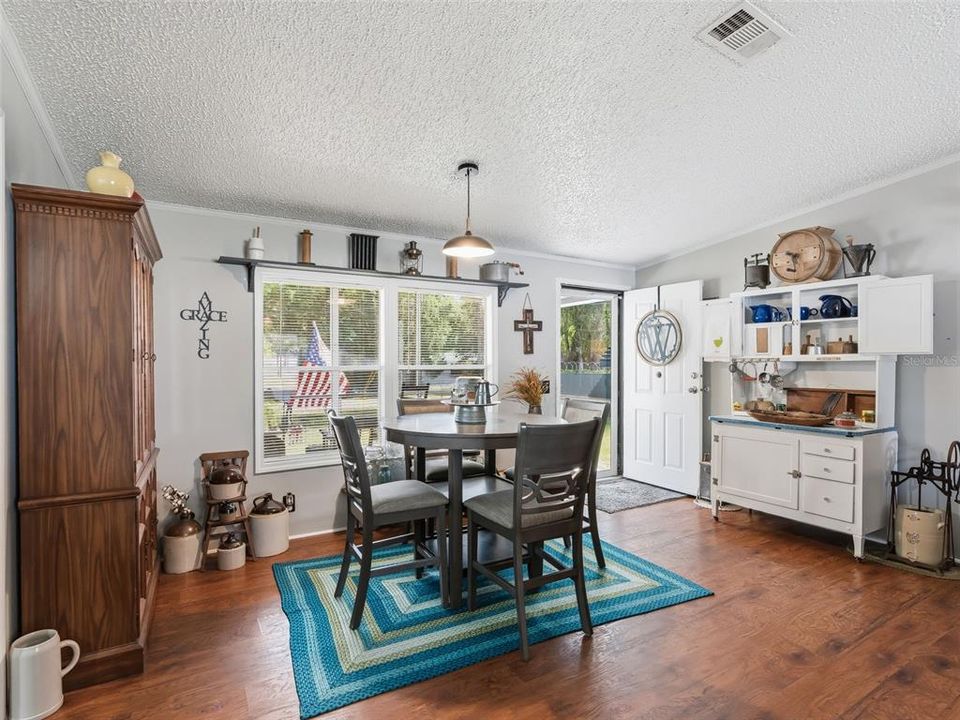 For Sale: $290,000 (3 beds, 2 baths, 1566 Square Feet)