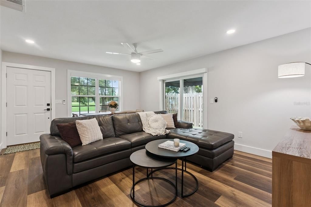 For Sale: $330,000 (2 beds, 2 baths, 803 Square Feet)