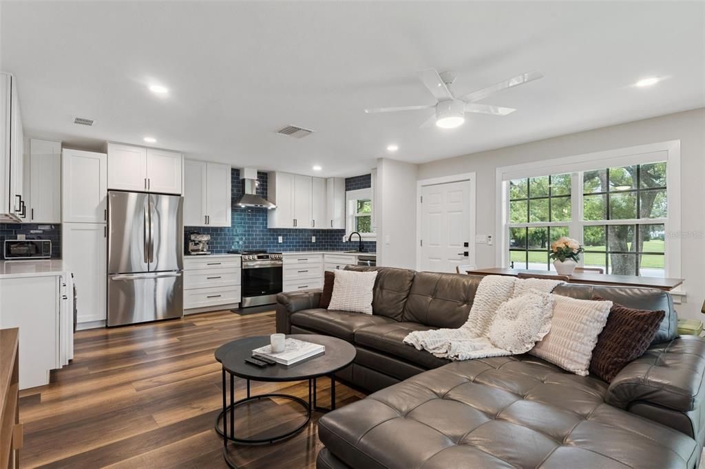 For Sale: $330,000 (2 beds, 2 baths, 803 Square Feet)