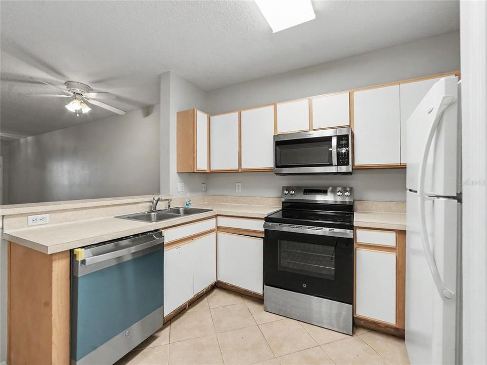 For Sale: $217,500 (3 beds, 3 baths, 1412 Square Feet)