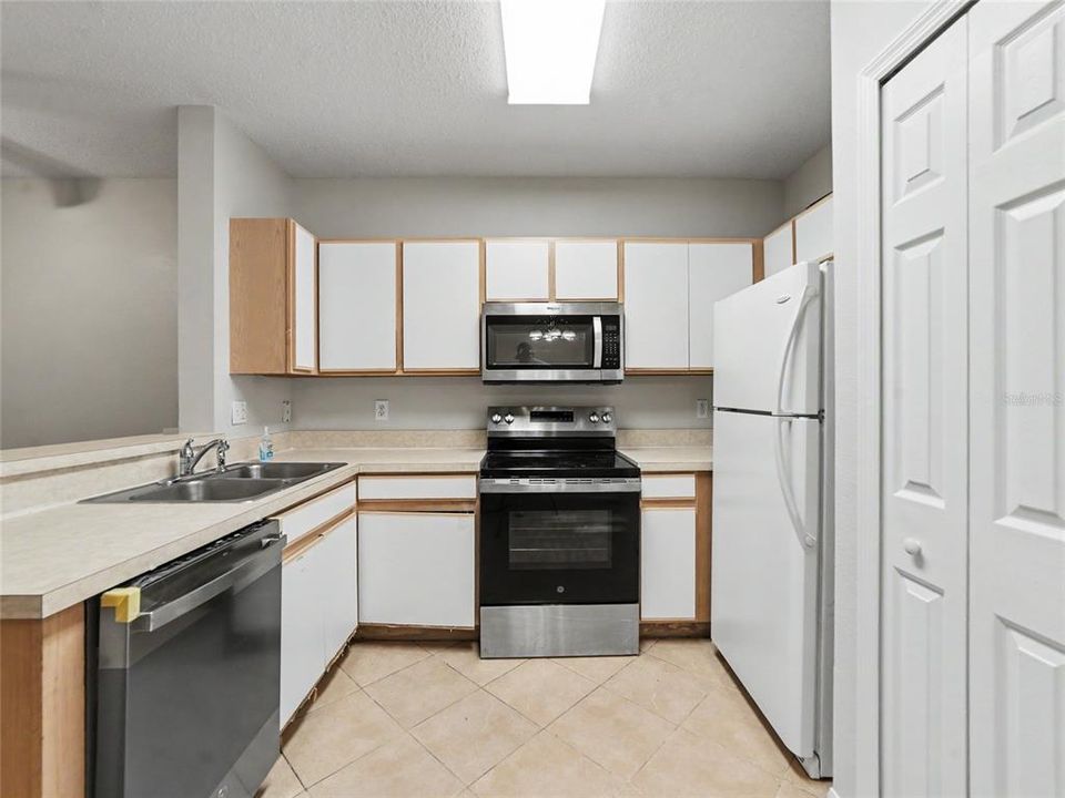 For Sale: $217,500 (3 beds, 3 baths, 1412 Square Feet)