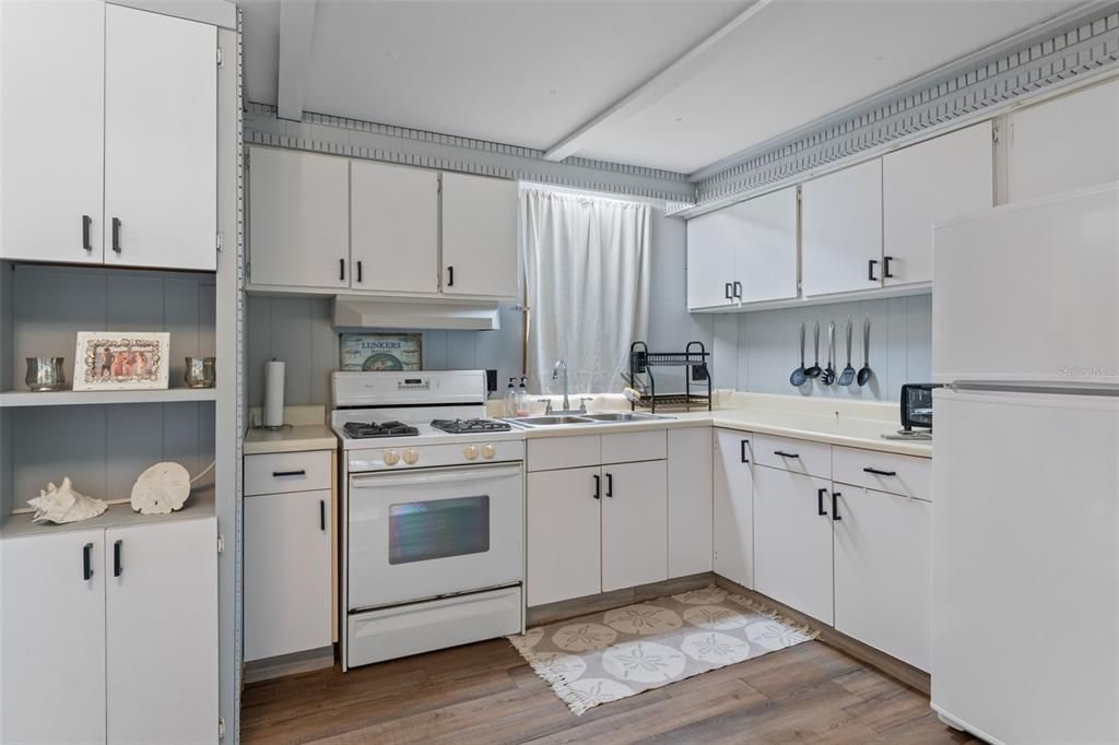 For Sale: $223,000 (2 beds, 1 baths, 972 Square Feet)