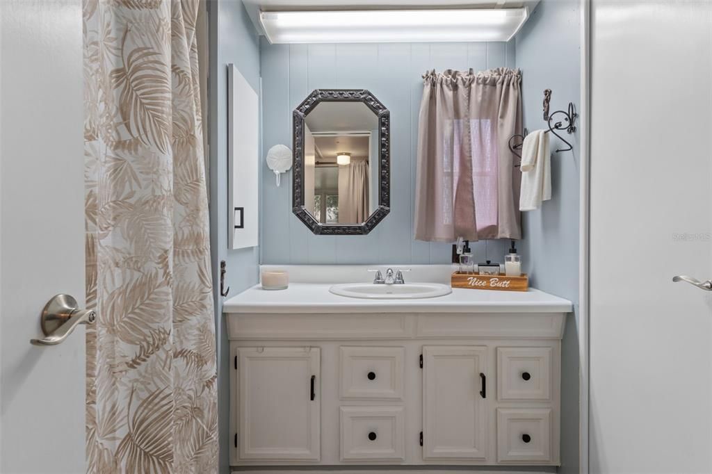 For Sale: $223,000 (2 beds, 1 baths, 972 Square Feet)