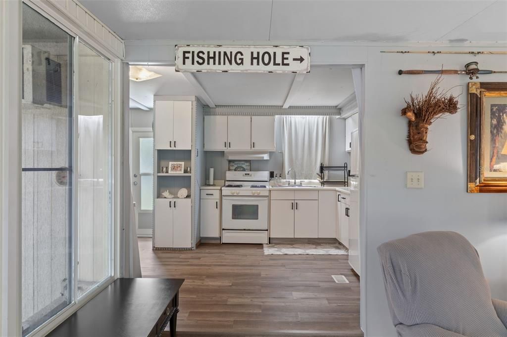For Sale: $223,000 (2 beds, 1 baths, 972 Square Feet)
