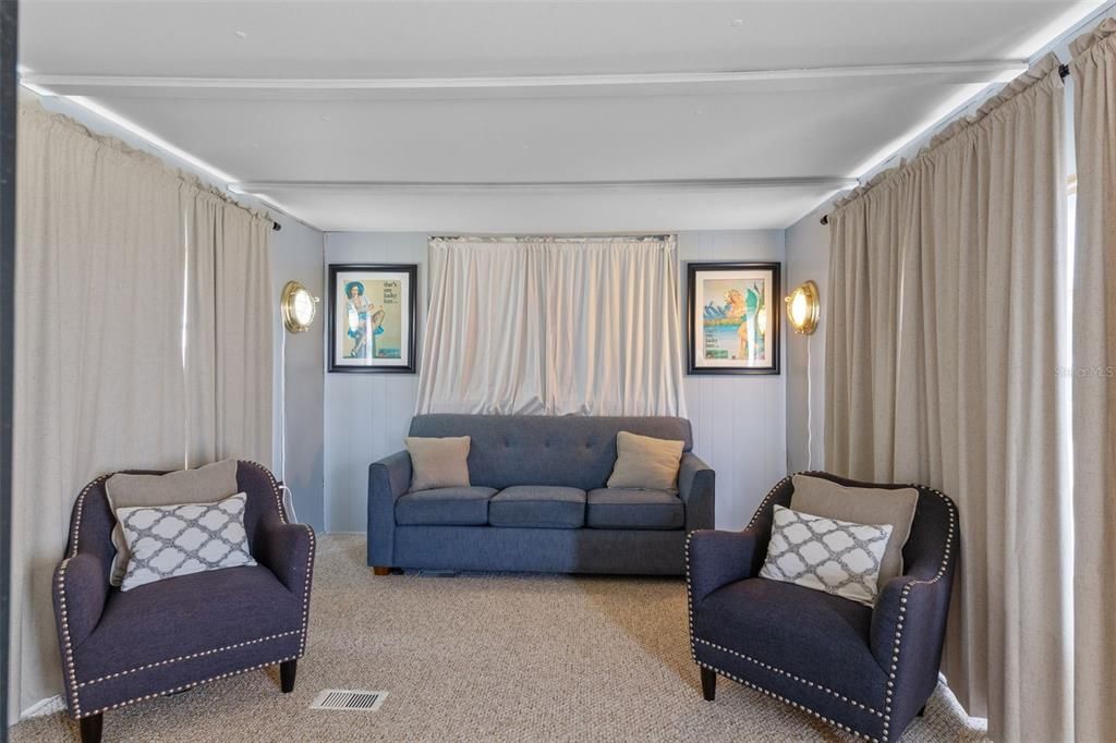 For Sale: $223,000 (2 beds, 1 baths, 972 Square Feet)