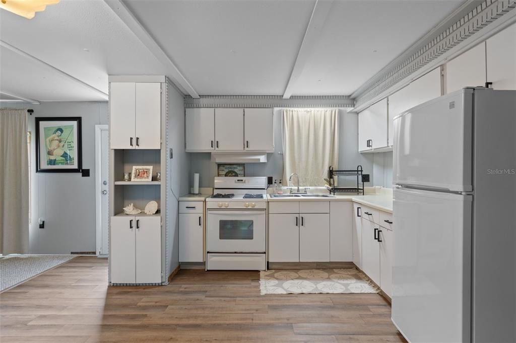 For Sale: $223,000 (2 beds, 1 baths, 972 Square Feet)