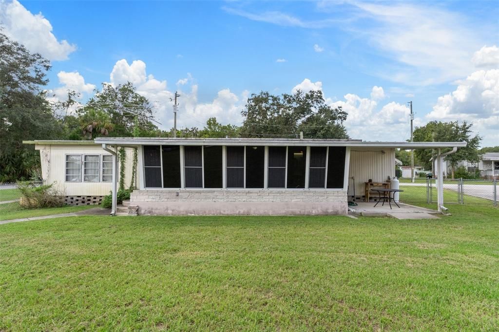 For Sale: $223,000 (2 beds, 1 baths, 972 Square Feet)