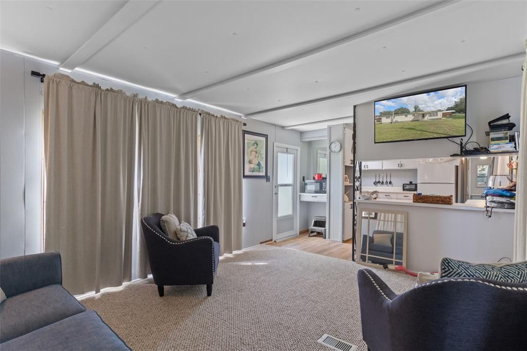 For Sale: $223,000 (2 beds, 1 baths, 972 Square Feet)