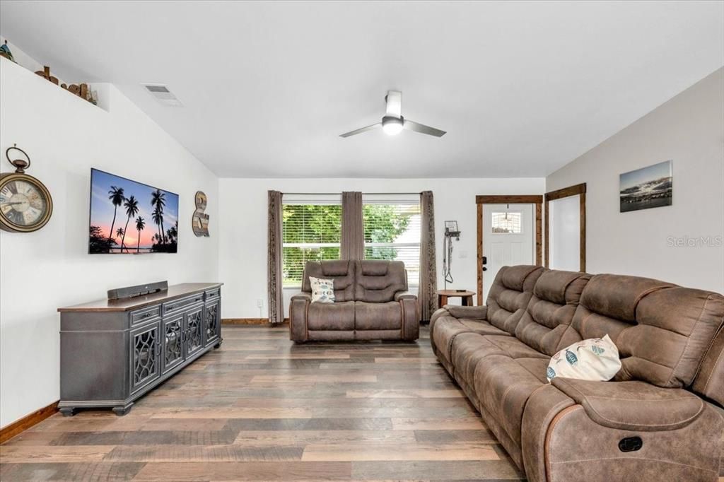 For Sale: $259,000 (3 beds, 2 baths, 1116 Square Feet)