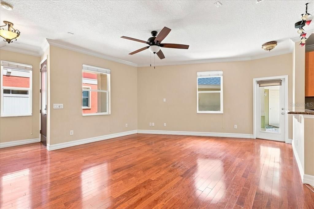For Rent: $2,850 (3 beds, 3 baths, 1802 Square Feet)