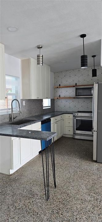 For Rent: $2,400 (3 beds, 2 baths, 1712 Square Feet)