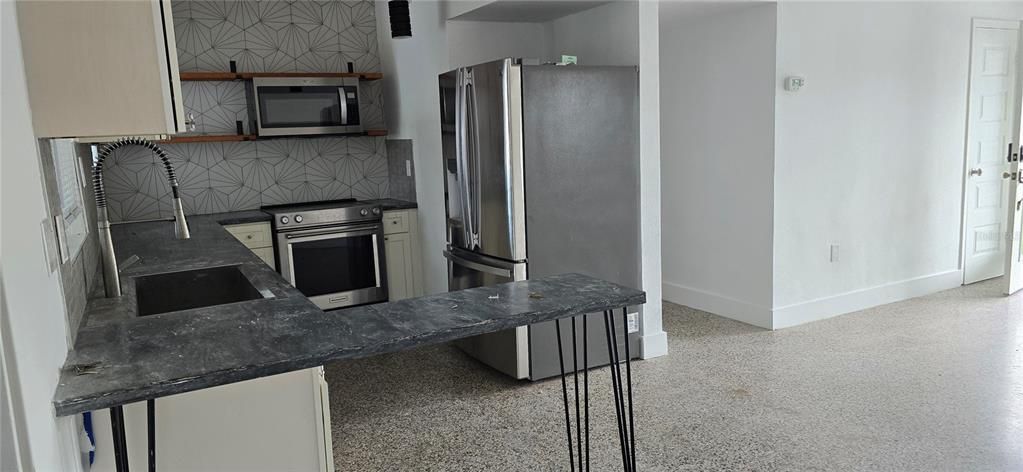 For Rent: $2,400 (3 beds, 2 baths, 1712 Square Feet)