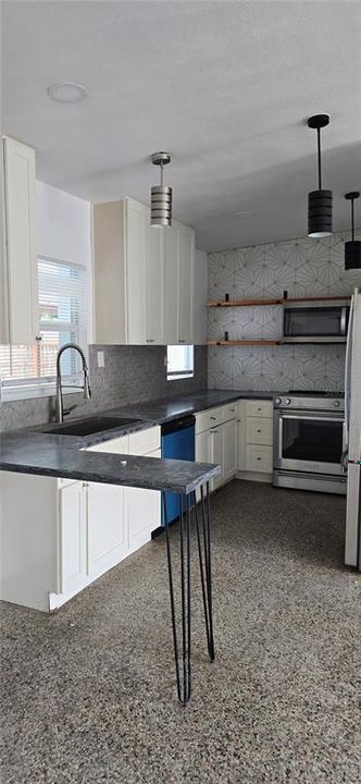 For Rent: $2,400 (3 beds, 2 baths, 1712 Square Feet)