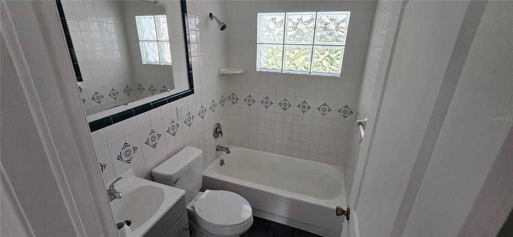 For Rent: $2,400 (3 beds, 2 baths, 1712 Square Feet)