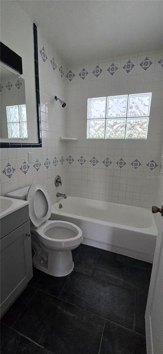 For Rent: $2,400 (3 beds, 2 baths, 1712 Square Feet)