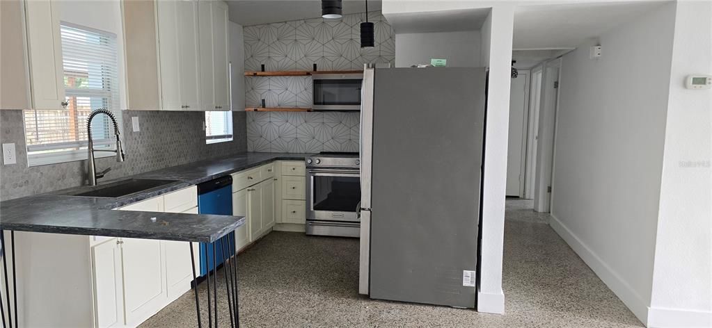 For Rent: $2,400 (3 beds, 2 baths, 1712 Square Feet)