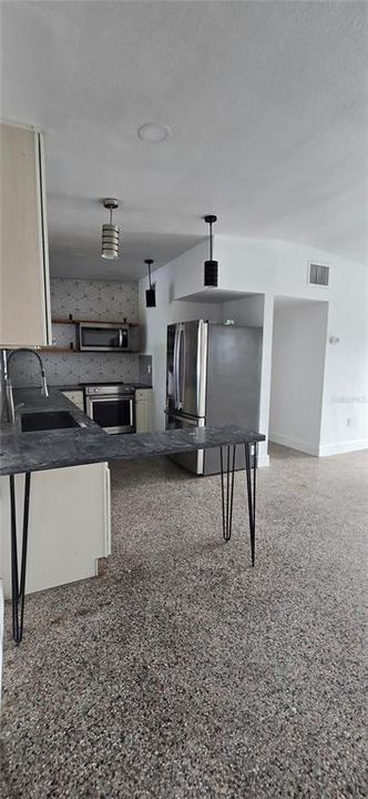 For Rent: $2,400 (3 beds, 2 baths, 1712 Square Feet)