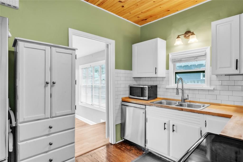For Sale: $344,900 (3 beds, 1 baths, 1156 Square Feet)