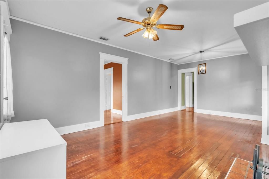 For Sale: $344,900 (3 beds, 1 baths, 1156 Square Feet)