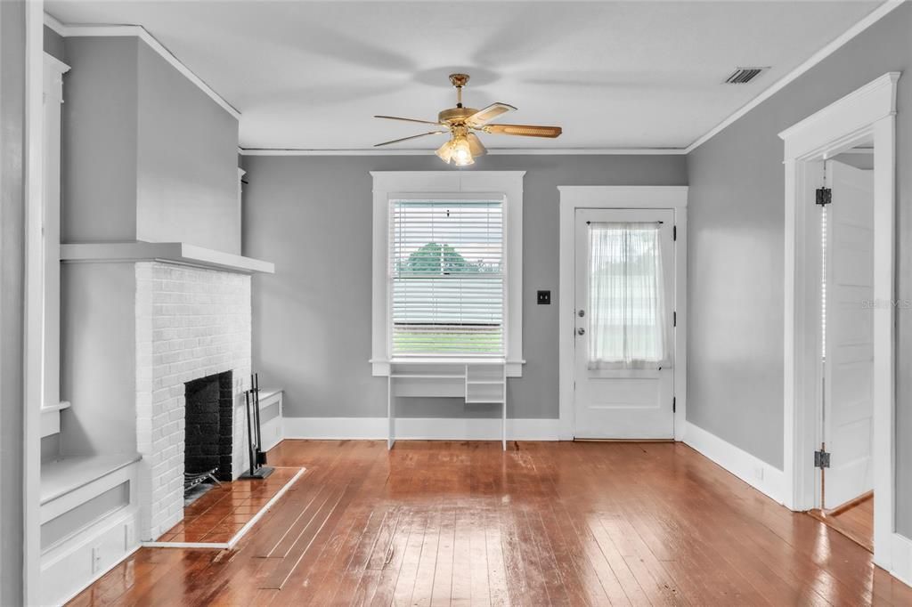 For Sale: $344,900 (3 beds, 1 baths, 1156 Square Feet)
