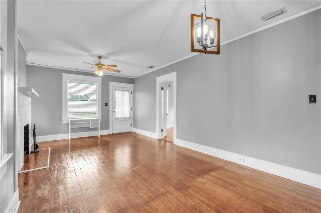 For Sale: $344,900 (3 beds, 1 baths, 1156 Square Feet)