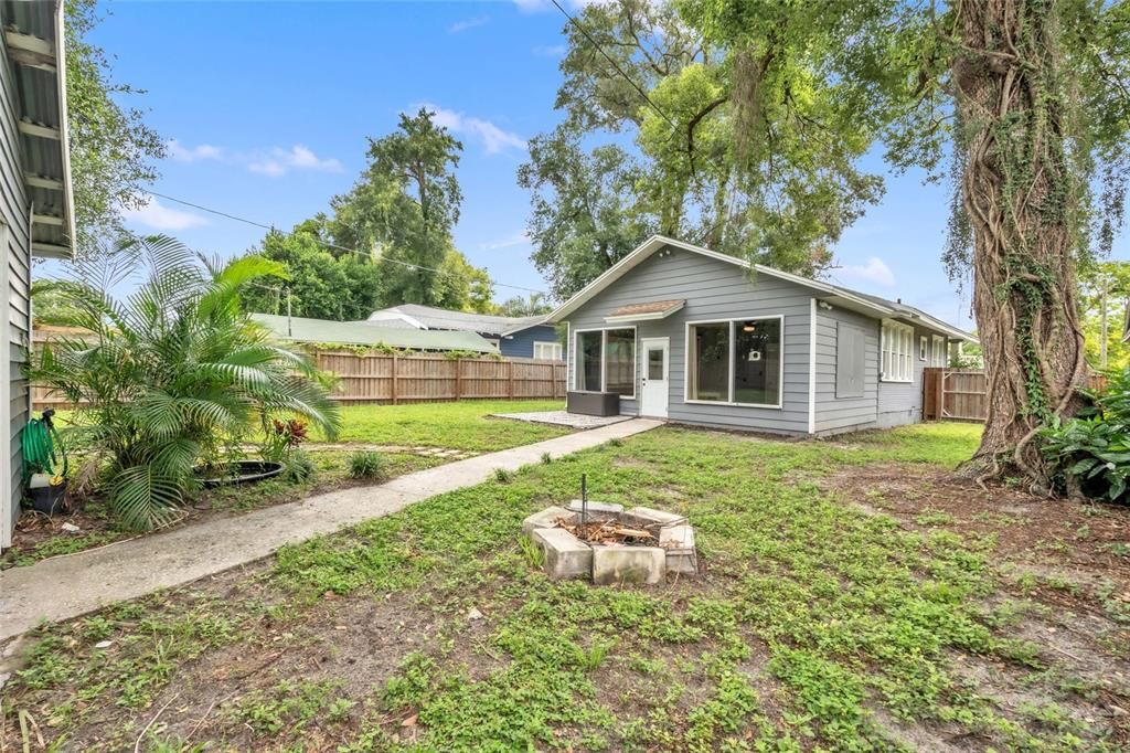 For Sale: $344,900 (3 beds, 1 baths, 1156 Square Feet)