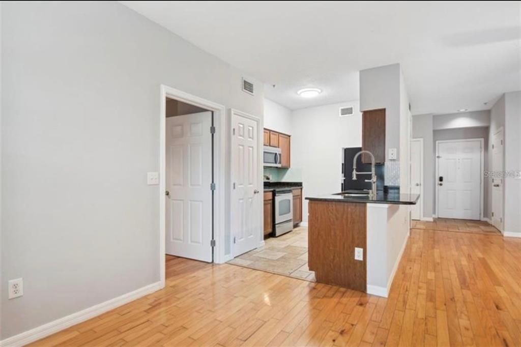 В аренду: $1,850 (1 спален, 1 ванн, 867 Квадратных фут)