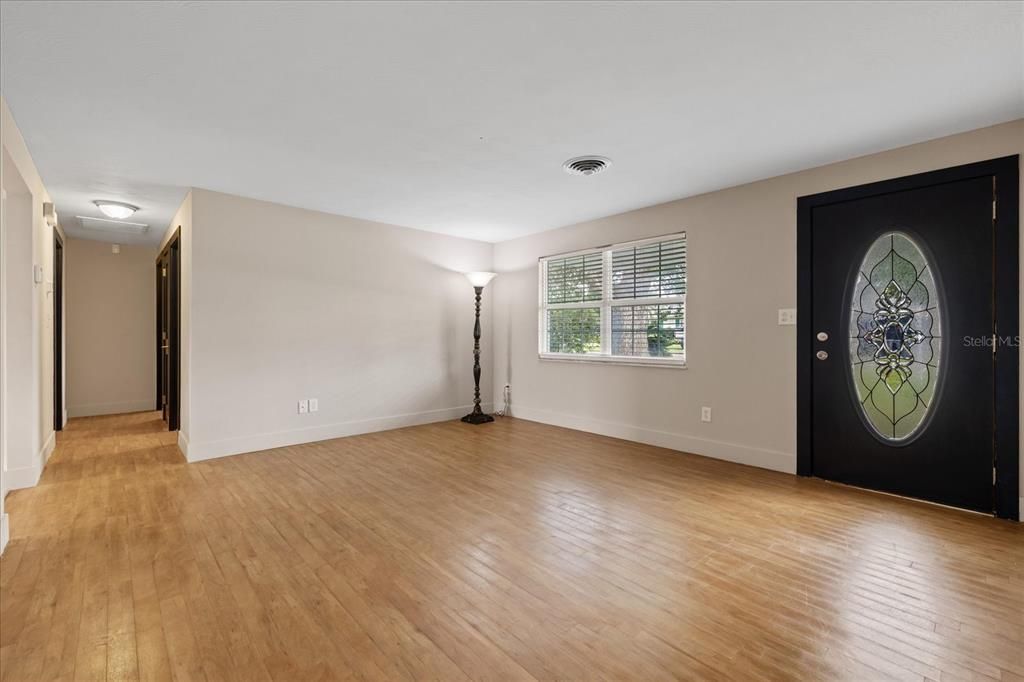For Sale: $300,000 (2 beds, 2 baths, 1256 Square Feet)