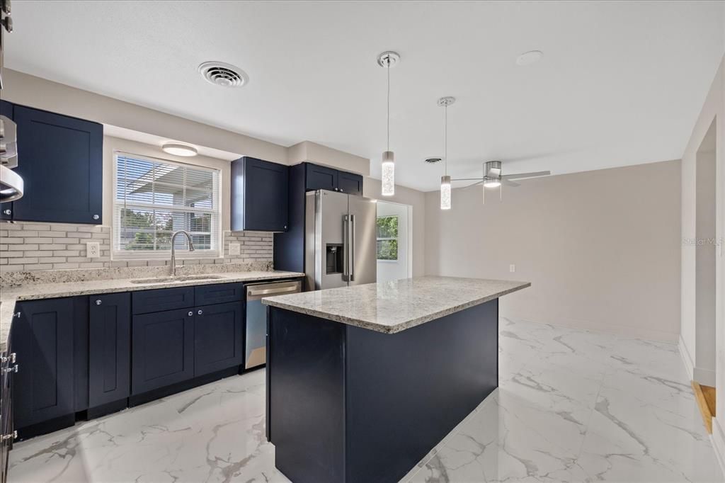 For Sale: $300,000 (2 beds, 2 baths, 1256 Square Feet)