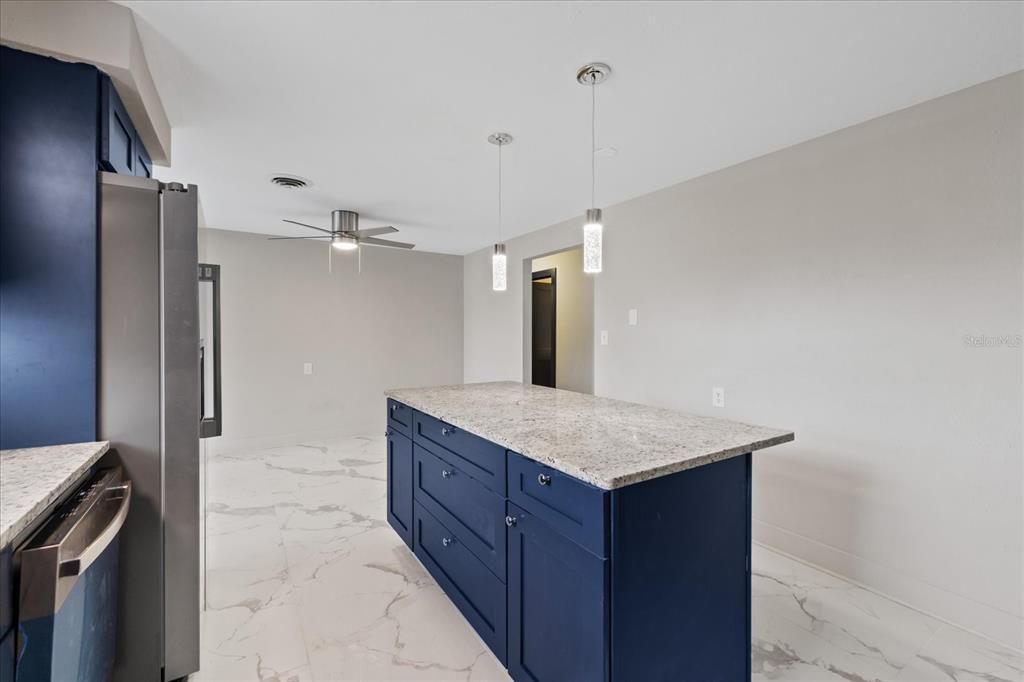 For Sale: $300,000 (2 beds, 2 baths, 1256 Square Feet)
