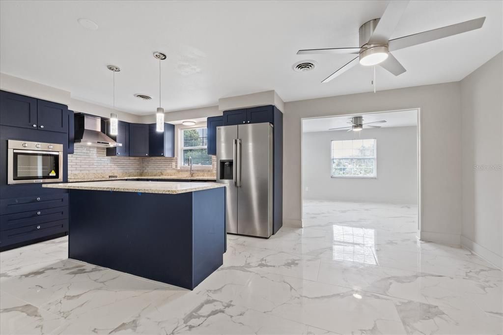For Sale: $300,000 (2 beds, 2 baths, 1256 Square Feet)