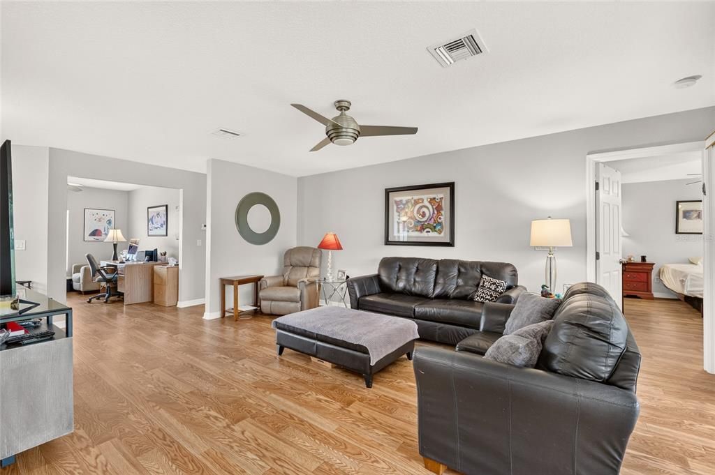 For Sale: $199,900 (2 beds, 2 baths, 1504 Square Feet)