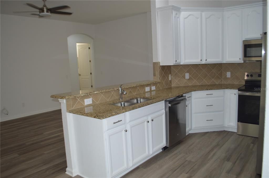 En Venta: $575,000 (4 camas, 3 baños, 2064 Pies cuadrados)