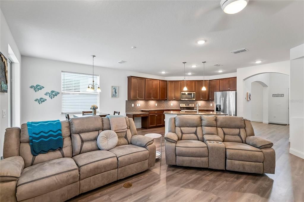 En Venta: $426,000 (5 camas, 3 baños, 2776 Pies cuadrados)