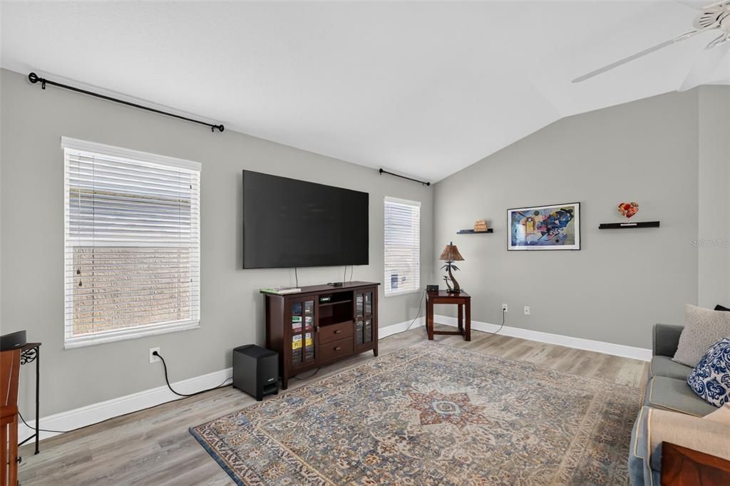 Activo con contrato: $399,900 (3 camas, 2 baños, 1927 Pies cuadrados)