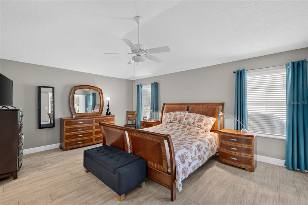 Activo con contrato: $399,900 (3 camas, 2 baños, 1927 Pies cuadrados)
