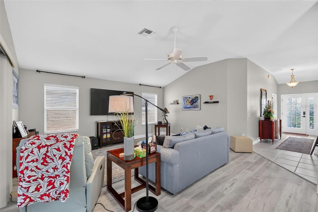 Activo con contrato: $399,900 (3 camas, 2 baños, 1927 Pies cuadrados)